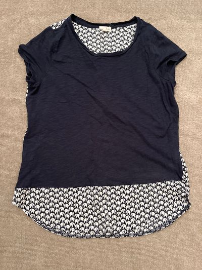 Madison Jules SS Navy blue in front, elephant pattern back. Hi Lo Junior L - 10