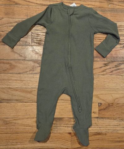 Brand New with Tag  old navy footed pjs  3-6 Months