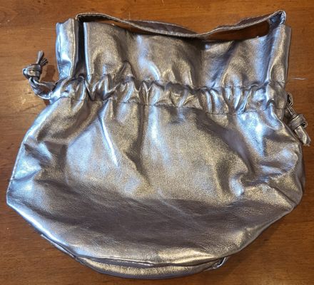 unknown NEW Beatiful sleek shimmer bag string close
