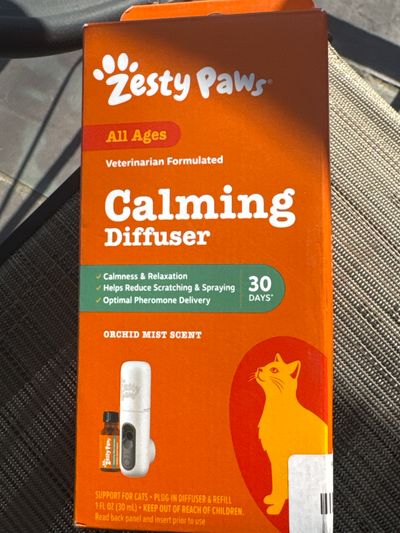 Brand new zesty paws, calming diffuser for cats Calms and relaxes helps reduce scratching retail $35