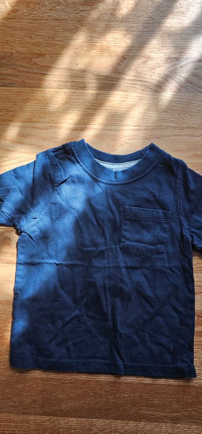 Old Navy Like New crew neck t-shirt in Navy color with front pocket 2T