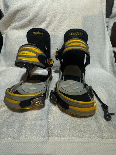 Snowboard boot bindings, one strap needs to be fix Adult Snowboard boot bindings, one strap needs to be fixed