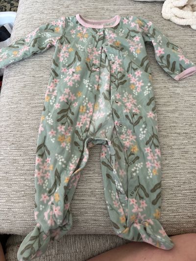 Carters Size 9 m pjs 6-9 Months