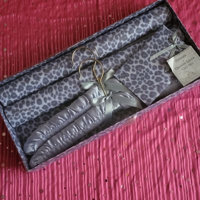 unknown NEW-soft beautiful hangers/liner gift set