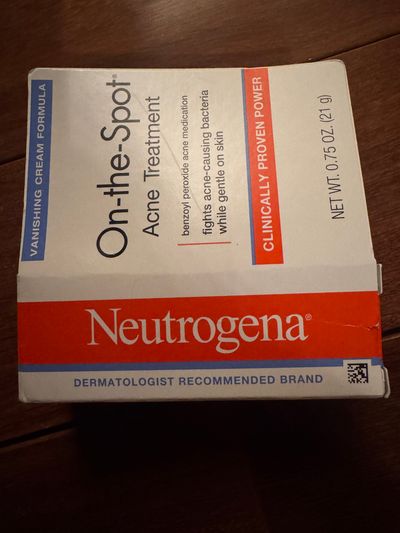 Brand new Neutrogena on the spot, acne treatment Retail $12