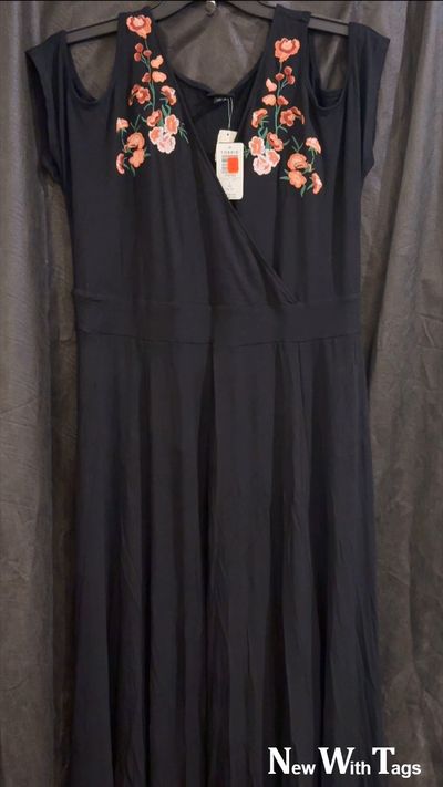 TORRID - NEW SIZE - XL BLACK DRESS W/ FLOWERS Women's - XL