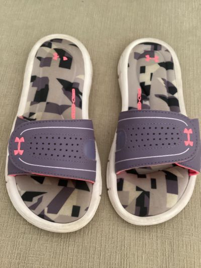 Under armor Comfy purple and pink slides 3 (Big Kid)