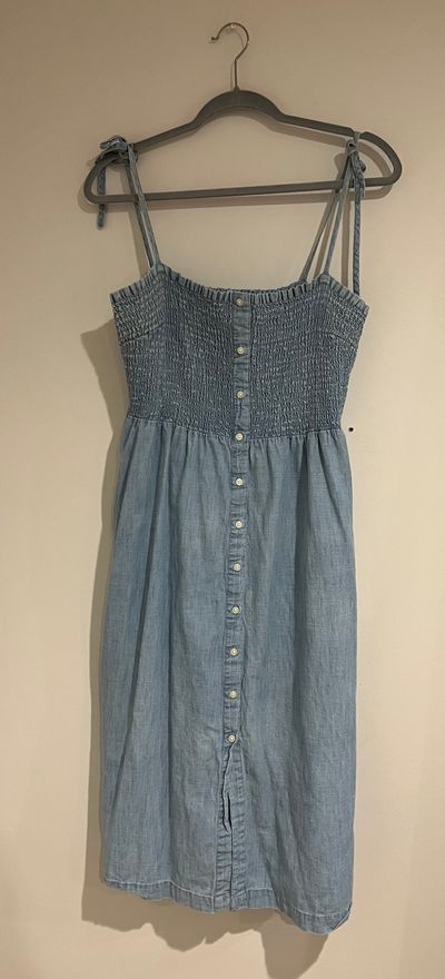 Gap chambray denim dress Smocked chest with adjustable tie straps Women's - M