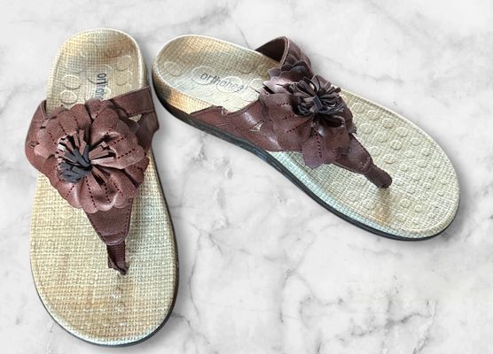 Orthaheel Brown flower flip flop - like new 8-1/2 (Adult)