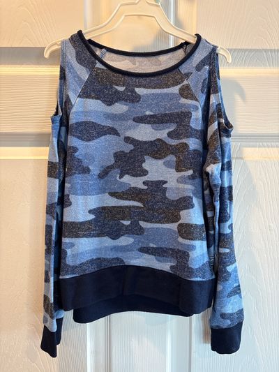 Justice Active Size 6/7 navy blue camo cold shoulder shirt 6T/6