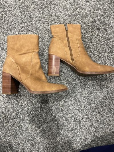 Amazon Tan boots 8-1/2 (Adult)