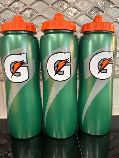 NEW Gatorade Squeeze Bottles 3 pack 32 oz each. All are new