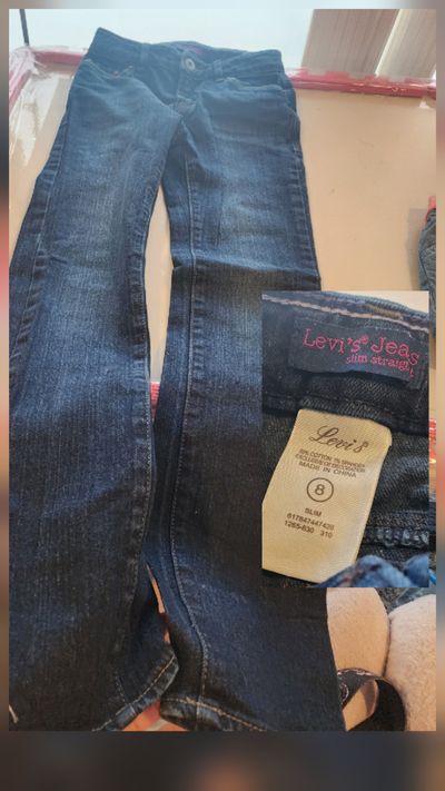 Levis Jean. 32 inch long.  26.5 in weast  slim straight 7-8