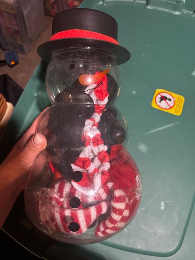 Snowman kit Comes with hat, scarf, carrot nose, pipe, eyes, buttons and mouth