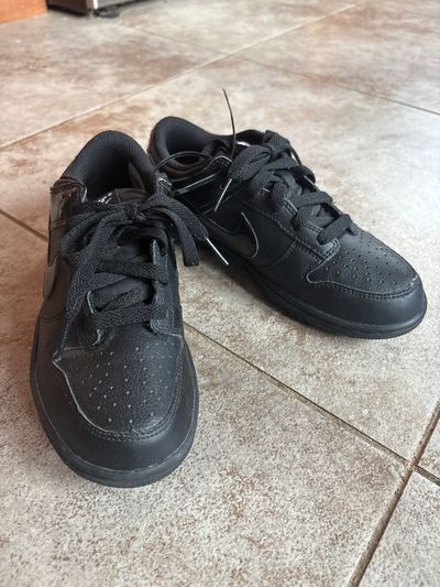 Nike Amazing condition all black low top Nikes 2 (Big Kid)