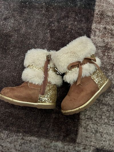 Brown fur boots size 6  6 (Toddler)