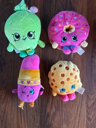 Shopkins dolls 4 stuffed dolls