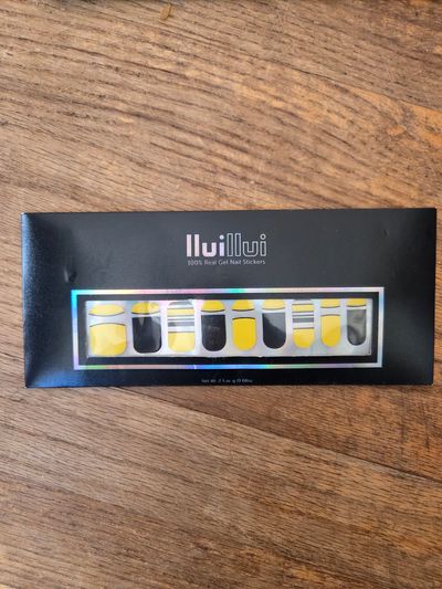 Brand New lluillui nails Bumble bee