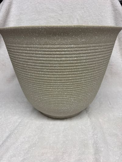 Brand New Large Plastic Flower Pot.14 in diameter Brand New Large Plastic Flower Pot.14in diameter