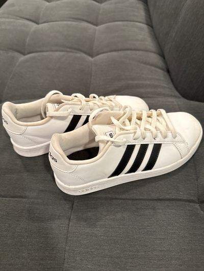 Adidas White and black adidas barely worn 4 (Big Kid)