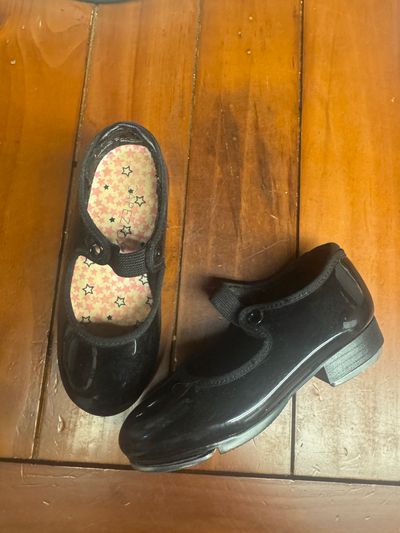 Little Girls Size 8. Capezio Tap Shoes. Minor scuf Little Girls Size 8. Capezio Tap Shoes. Minor scuffs