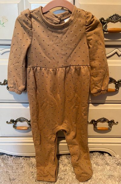 Gap baby tan heart romper Excellent condition.  SFPF home 18-24 Months