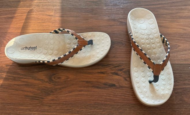 Orthaheel Like new flip flops 8-1/2 (Adult)