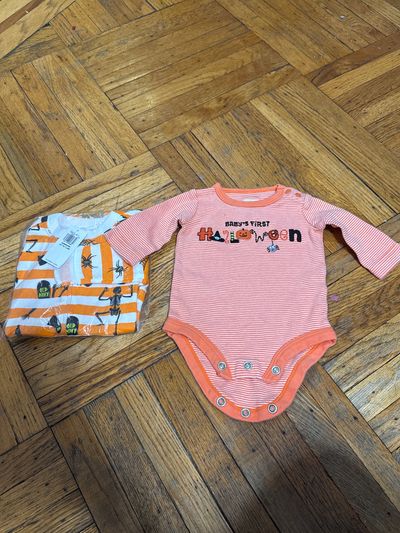 Old navy carters Halloween pjs onesie New Newborn