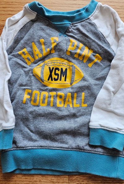Carter's Excellent condition graphic long sleeves shirt, soft, warm 18 Months