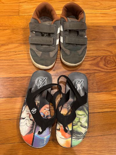 2 Pairs. Dr. Scholls and Avengers. 2 Pairs. Dr. Scholls and Avengers.Some staining. Lot of life left 12 (Lil' Kid)