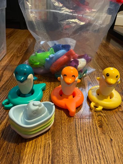 Tomy musical dolphins bath toy and set of  boats Set of 8 Dolphins link together and play different notes