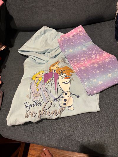 Size 7 to 8 Disney frozen 2 piece set long sleeve Long sleeve with hood and legging pants 7-8