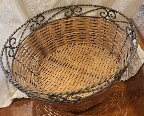 unknown Strong wicker basket with metal decorated top