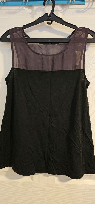 N/A Chick and cute sleeveless top cute with jeans/shorts Women's - M