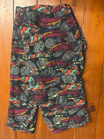 LuLaRoe Leggings Boho Print. One Size LuLaRoe Leggings Boho Print with dream catchers and feathers. Women's - L