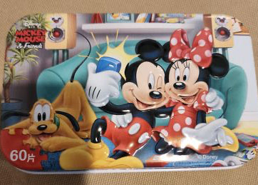 Disney 60-piece Mickey mouse image depicts Mickey Mouse, Minnie Mouse, and Pluto relaxing