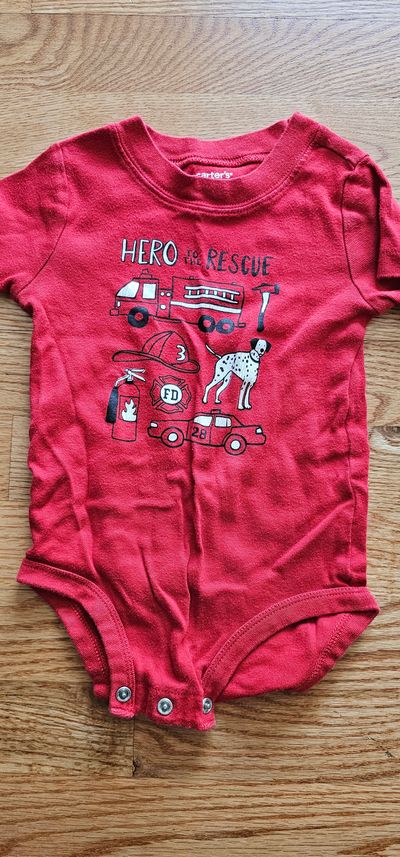 Carter's 18M short sleeves bodysuit feature "Hero to the Rescue" graphic 18 Months