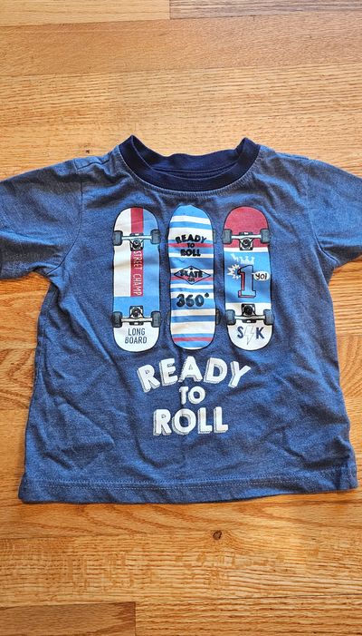Nannette Kids like new skate boards ready to roll graphic T-shirt 18 Months