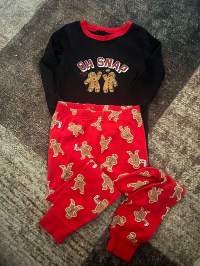 Old navy gingerbread pajamas long sleeves and pant  6-9 Months