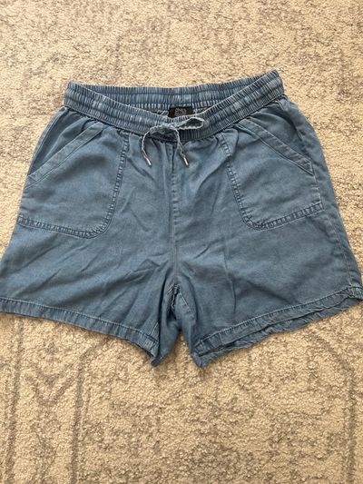 Jones New York Chambray denim shorts. Pockets elastic waist Women's - S