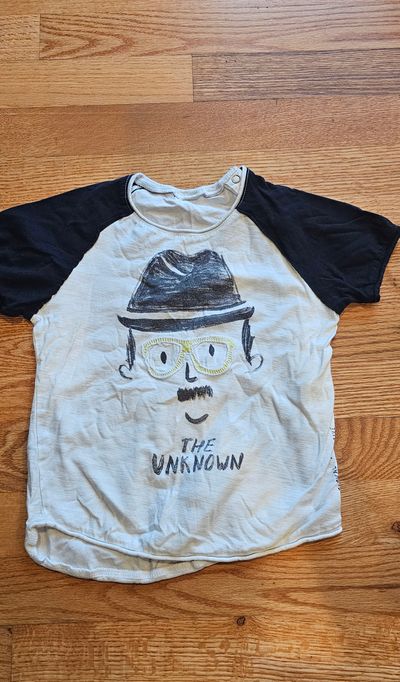 Zara boys Unique graphic T-shirt lightweight fabric in great condition 3T