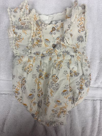 Baby girl onesie with ruffle shoulder. Rachel Zoe Baby girls 6-9m onesie with ruffle shoulder. Rachel Zoe. 6-9 Months