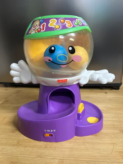 Fisher Price Musical Gumball Machine w 5 balls