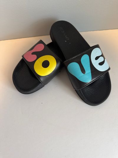 Old Navy Slip on flip flops LOVE 1-1/2 (Big Kid)