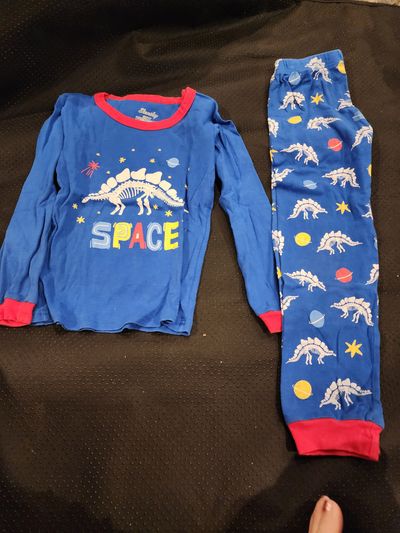 Slenily The pajama set. Dinasor n space 7-8