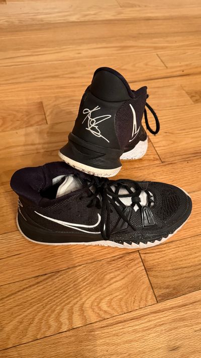 Nike Kyrie Irving 8-1/2 (Adult)