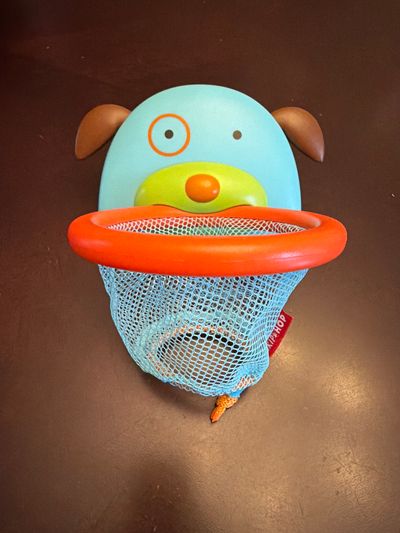 Skip hop bathtub basketball hoop with suction cups