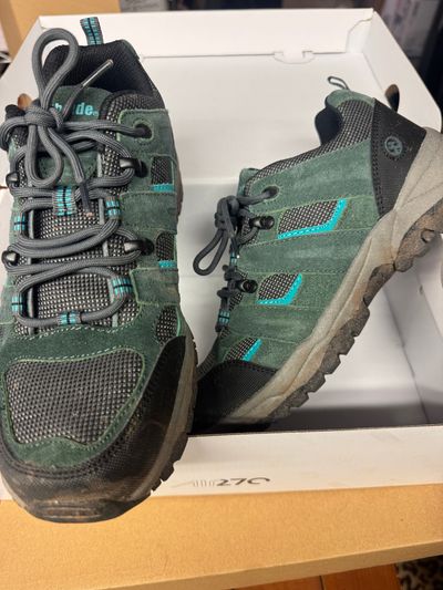 Hiking boots. Worn only once but need a cleaning Hiking boots. Worn only once but need a cleaning 8 (Adult)