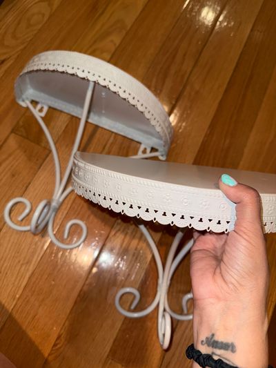 N/A Set of 2 white metal shelves
