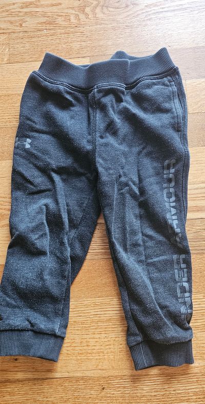 Under Armour Boys 2T sweatpants in excellent conditiion 2T